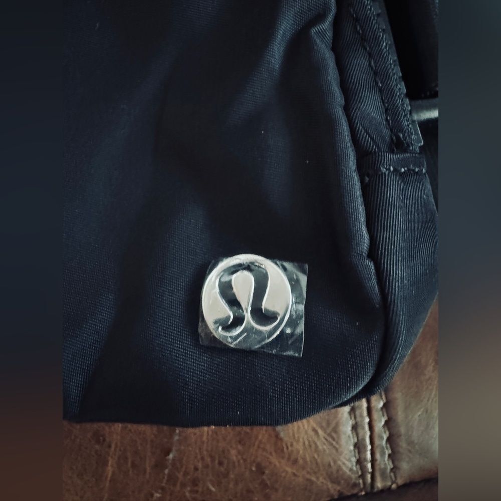 Lululemon Everywhere Belt Bag *Crinkle Nylon 1L Black - Picture 7 of 10